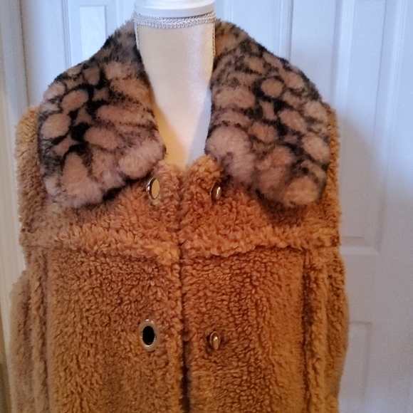 Coach,Faux Fur Double-Breasted Vest with Chain Detail - Picture 4 of 10